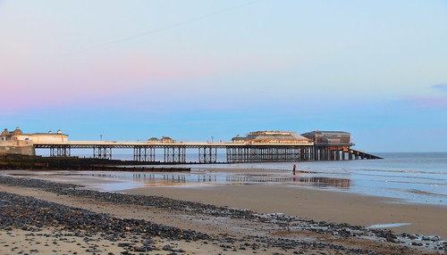 cromerbeachandpier sunrise earlymorning wet seascape blueskies pinkskies photographer redcoated bright coastal