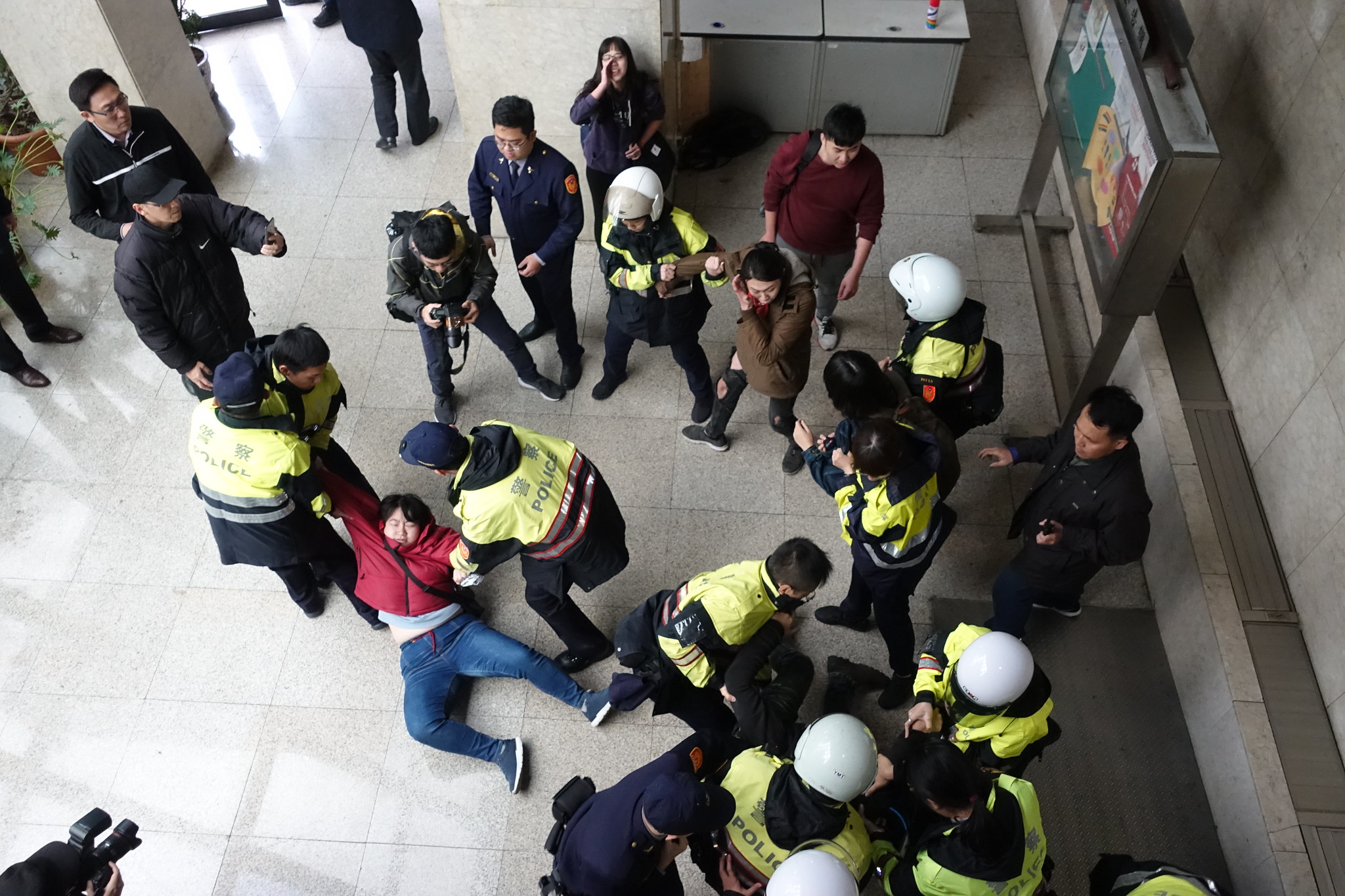 大觀自救會佔領退輔會大廳後，有學生被強行拖走。（攝影：張智琦）