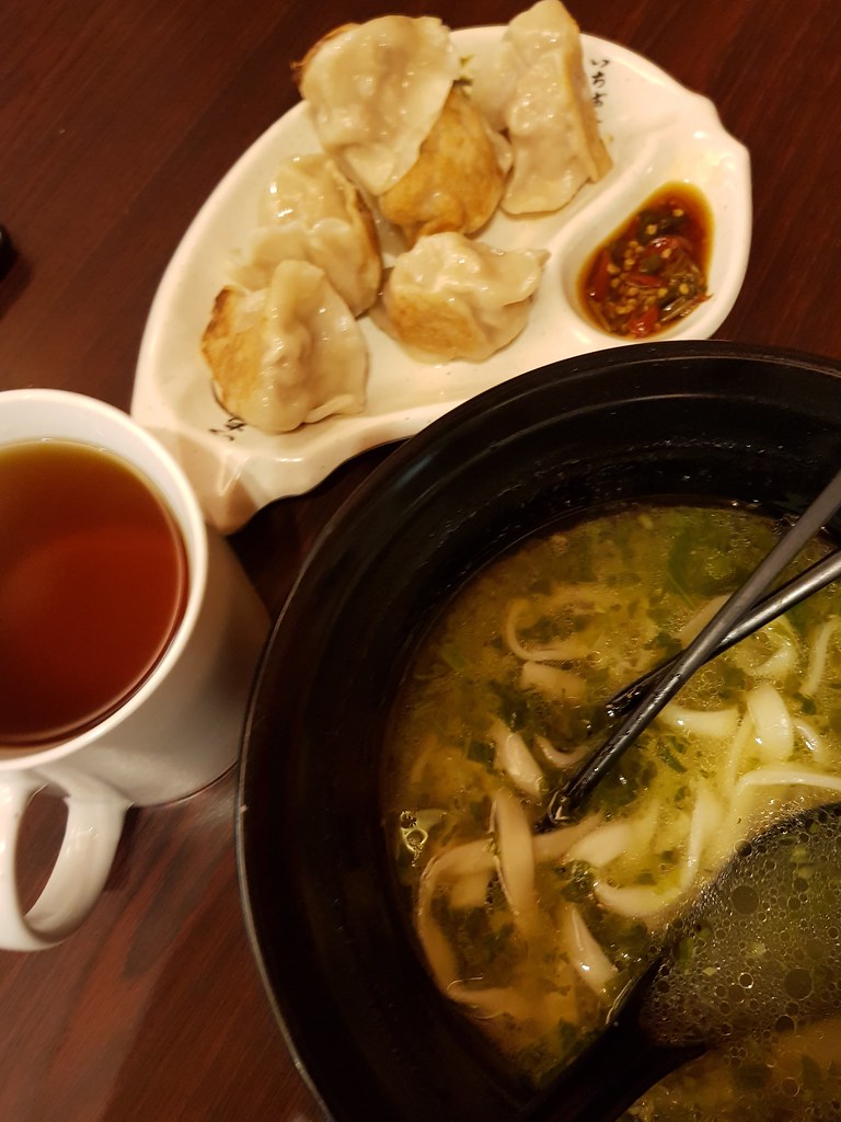 雪裡红面 Xue Li Hong Mian rm$6.90, 煎水饺 Dumpling $6.90 & 乌龙茶 Wu Long Tea rm$3.90 @ 今台湾 Jin Taiwan Puchong