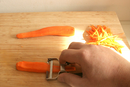 02 - Möhren in Streifen schneiden / Cut carrots in stripes