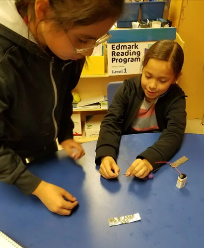 kids build a circuit