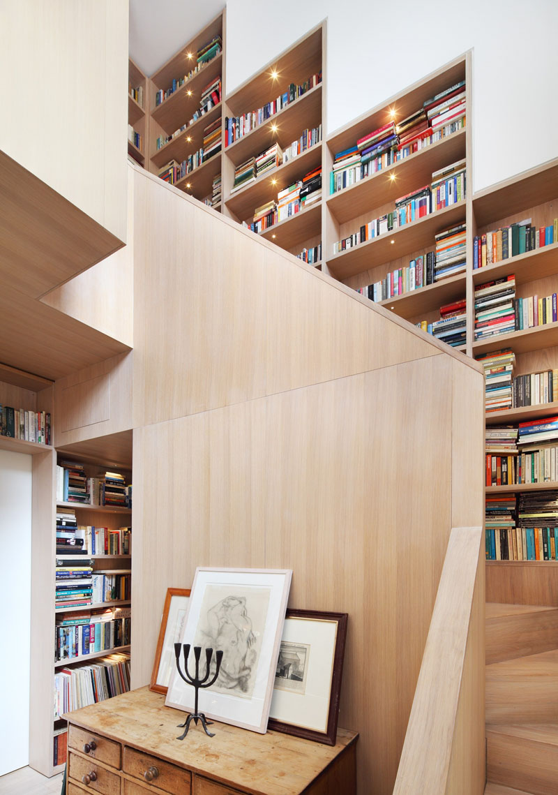 tangga dengan rak buku