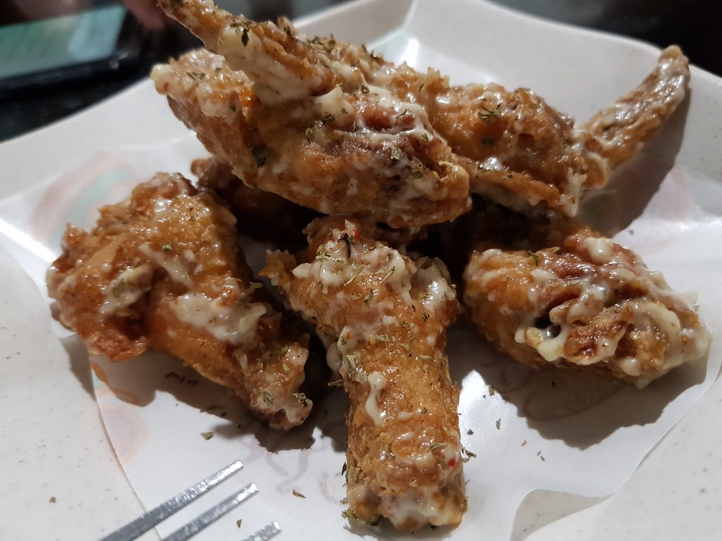 水牛城香蒜帕瑪森鸡翅膀 Buffalo Chicken Wings (Parmesan Garlic) 6pcs rm$11.90 @ US. Farm Western House in Bandar Baru Klang