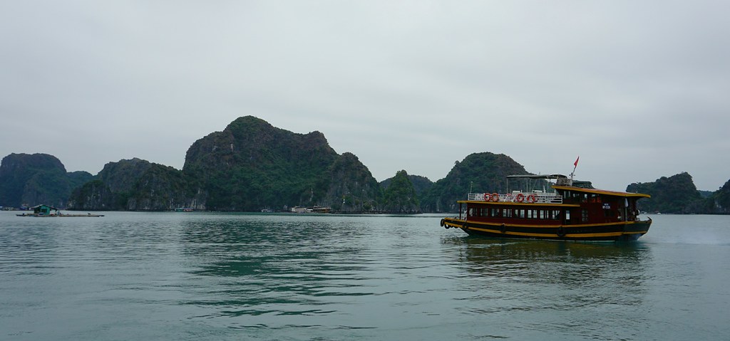 Navegando por Lan Ha y Halong, la bahía de los gigantes de piedra - VIETNAM, TIERRA DE DRAGONES (19)