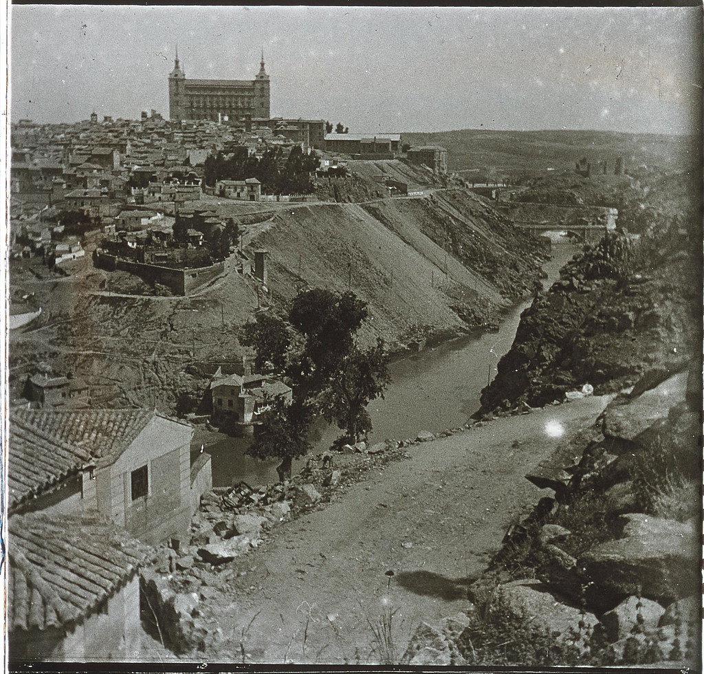 Vista de Toledo y de la ermita del Valle  hacia 1935. Cristal estereoscópico de autor anónimo francés. Colección de Eduardo Sánchez Butragueño