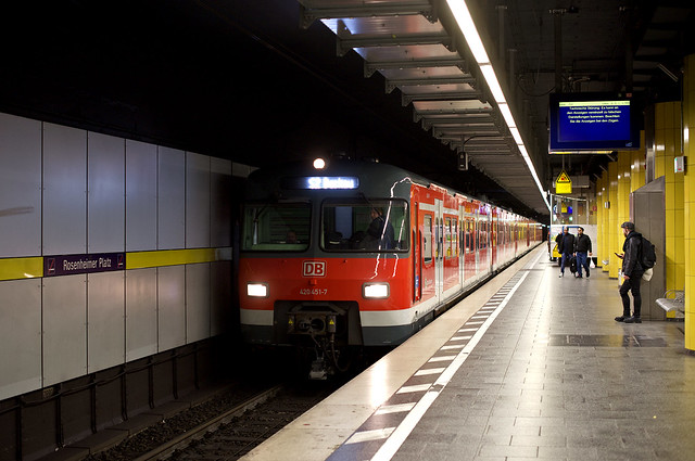420 451 und 420 452 auf der ersten Fahrt im Stammstreckentunnel am Rosenheimer Platz. Unten ist deutlich die LZB-Antenne zu erkennen (Bild: Andy Paula)