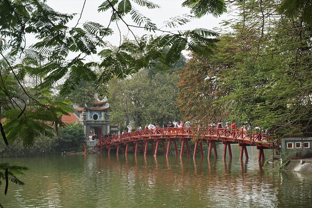 VIETNAM, TIERRA DE DRAGONES - Blogs de Vietnam - Un día en Hanoi: templos, pagodas, lagos y motos locas (36)
