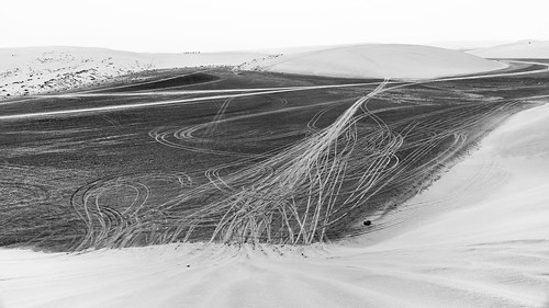 horizon sand landscape desert himmel abstract wüste hills cars asia arabia landschaft sanddune katar patterns sky tracks schwarzweis blackandwhite qatar monochrome alwakrahmunicipality qa