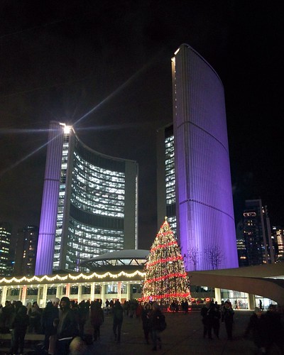 Toronto City Hall #toronto #torontocityhall #nathanphilipssquare #night #christmas #christmaseve #christmastree #latergram