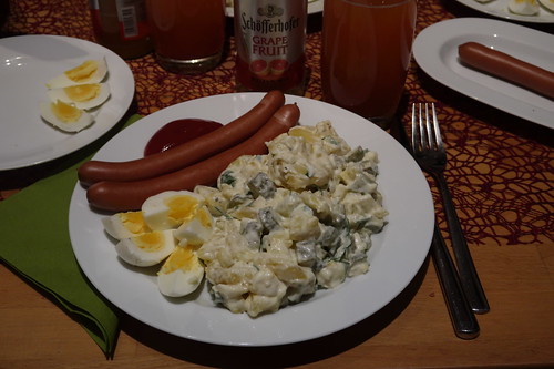 Würstchen Frankfurter Art und gekochte Eier zu Kartoffelsalat