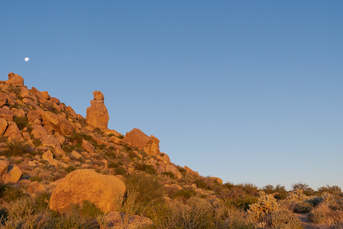 granite marcuslandslidetrail mcdowellsonoranpreserve scottsdale arizona desert sonorandesert moon sunrise