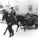 1955 Schlitten mit Narreneltern in den fünziger Jahren.  Xaver Schmid führt das Pferd von Spieß aus Dietershofen.