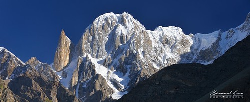 Vue matinale du pic Hunza, 6 270 m, et du pic Ladyfinger(Bublimating),6 000 m, depuis Duikar (Eagle's Nest) - Panorama © Bernard Grua