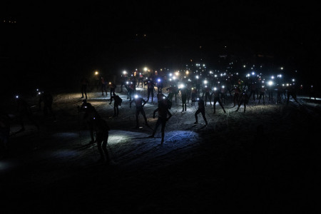 Nočních závodů se v Bedřichově zúčastnilo 1 000 závodníků. Bruslení vyhrál Ročárek, klasiku Řezáč