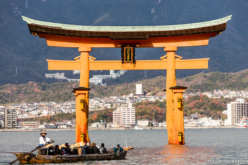 Crucero en barca tradicional por el gran torii de Miyajima