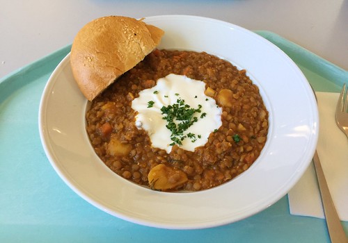 Turkish lentil stew with pita / Türkischer Linseneintopf mit Fladenbrot