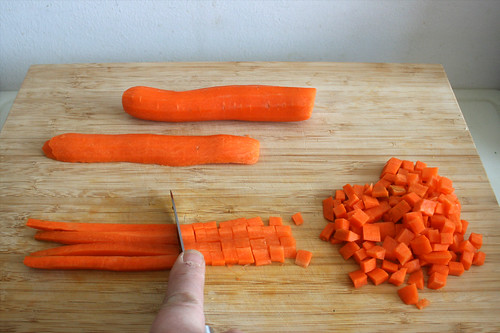 03 - Möhren würfeln / Dice carrots