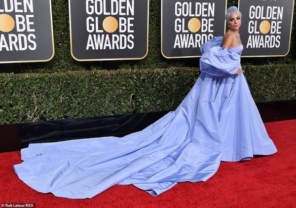 Lady Gaga Pukau Gaun Biru Persis Cinderella
