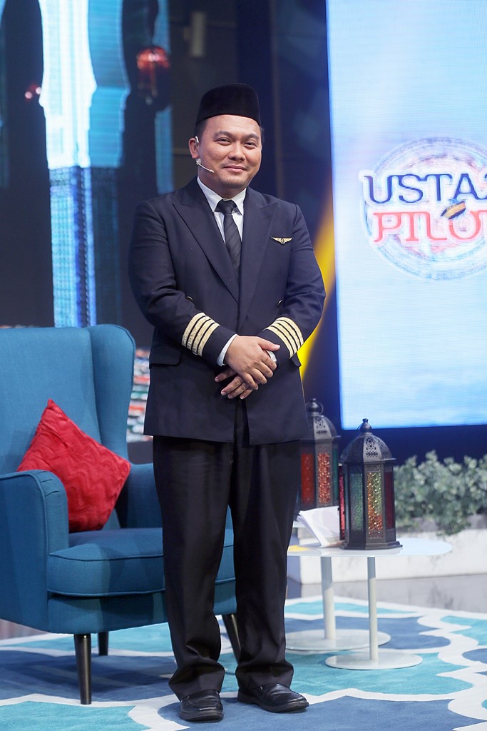 Ustaz Lukmanul Hakim selaku pengemudi rancangan Ustaz Pilot