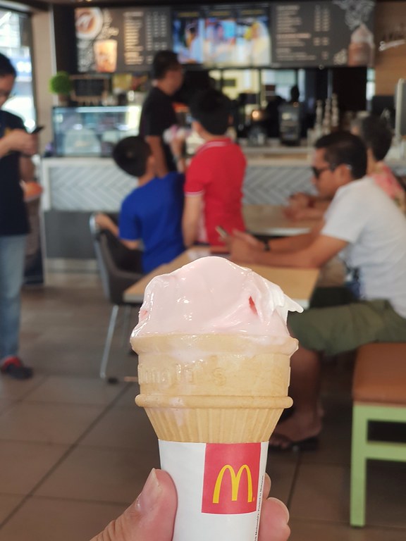 草莓和香草锥盛冰淇淋 Sundae Strawberry & Vanilla Cone rm$2.36 @ McDonald's USJ 10