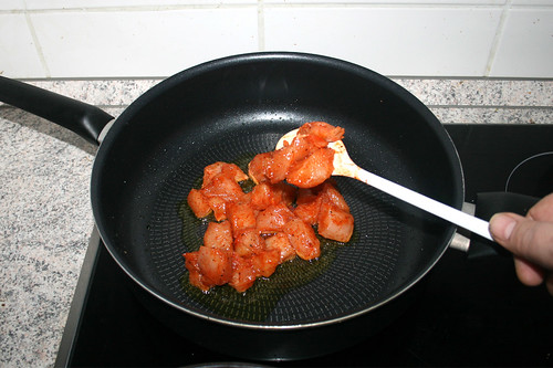 35 - Srirachi-Huhn in Pfanne geben / Put srirachi chicken to pan