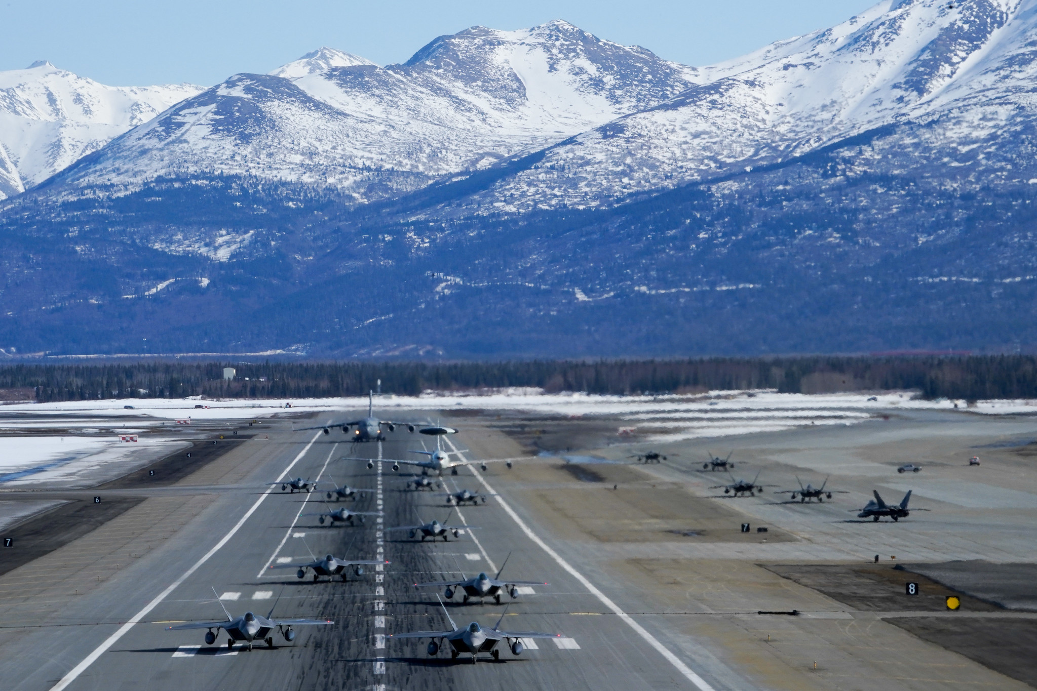 F-22a Raptor Alaska Air Base. ВВС США авиабаза. База ВВС США на Аляске. Аэродром базирования f22. Аляска аэропорт