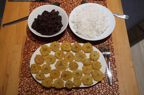 Würzige schwarze Bohnen, lockerer Reis und knusprig frittierte Kochbananen