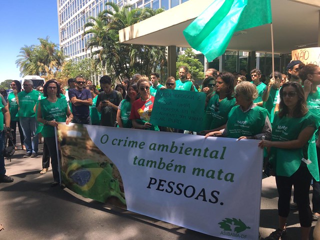 Servidores e outros manifestantes durante protesto contra medidas de Bolsonaro na sede do MinistÃ©rio do Meio Ambiente, em Brasilia (DF)  - CrÃ©ditos: DivulgaÃ§Ã£o