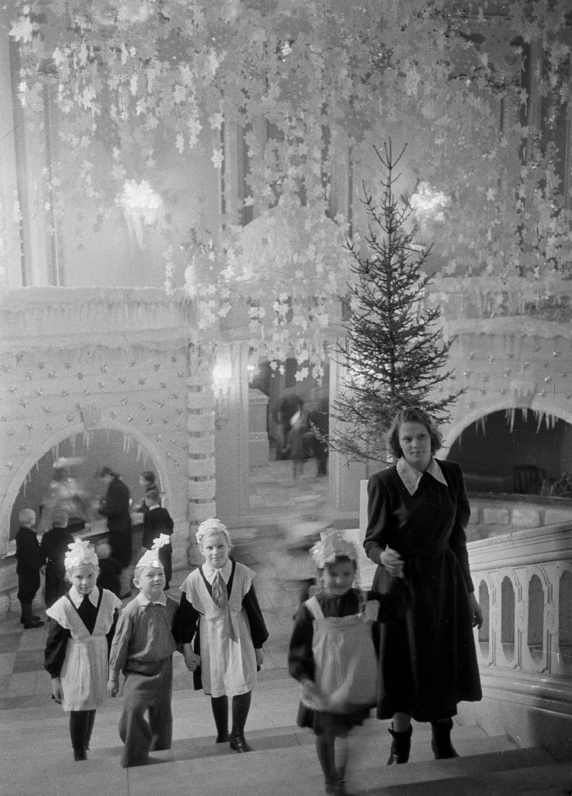 1951. Московские школьники идут на ёлку в Колонный зал Дома союзов. Автор Б. Колесников