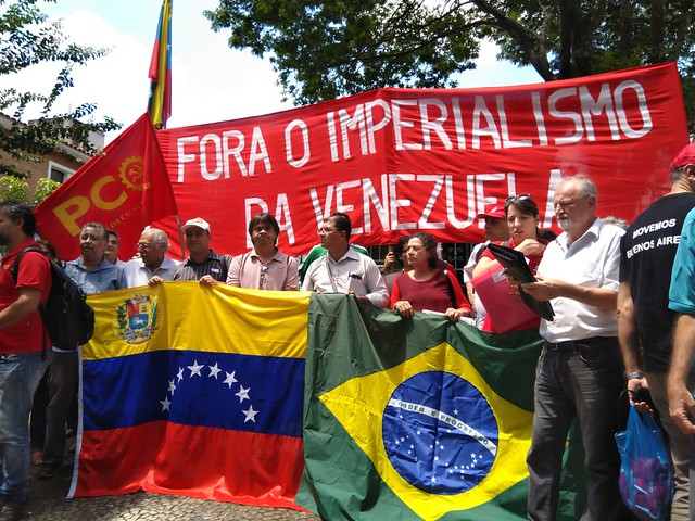 Dirigente sem-terra JoÃ£o Pedro Stedile (direita) durante ato realizado em SÃ£o Paulo no dia 8 de fevereiro em apoio ao governo bolivariano - CrÃ©ditos: Mauro Ramos