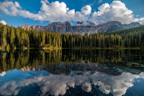 lake lago carezza karersee alpino nova levante bolzano alto adige bosco abeti massiccio latemar specchio acqua cristallina tramonto riflessi sunset blu riflettere riflessioni ondablv alberi