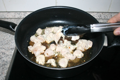 21-  Hähnchenwürfel in Pfanne geben / Put diced chicken in pan