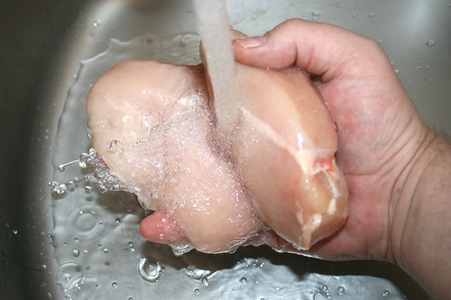 01 - Hähnchenbrust waschen / Wash chicken breasts