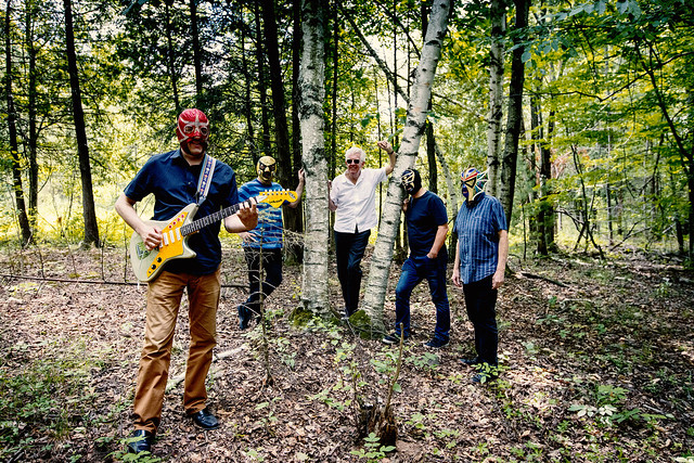 NEW YORK, Woodstock, Nick Lowe and Los Straightjackets recording in Woodstock, NY