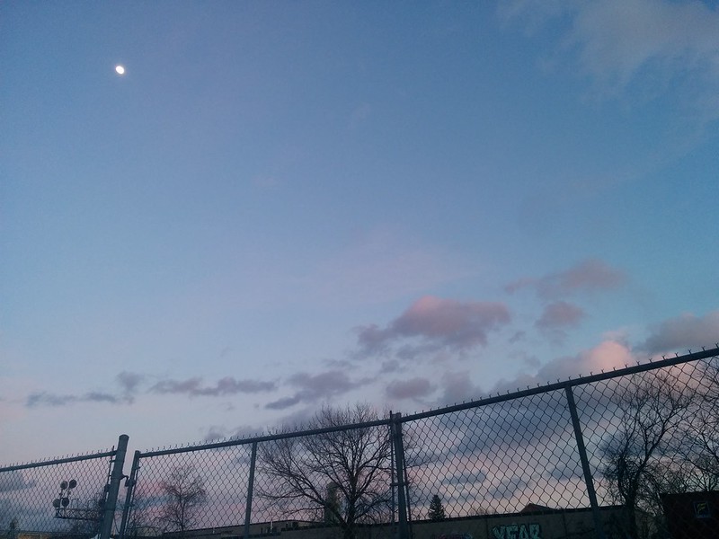 The sky last evening (2) #toronto #gearyave #davenport #evening #sky #blue #moon