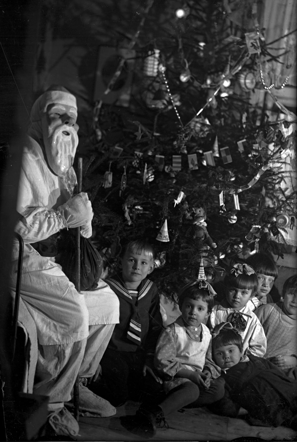 1930-е. Дед Мороз с детьми на новогодней ёлке. Автор Я. Берлин.