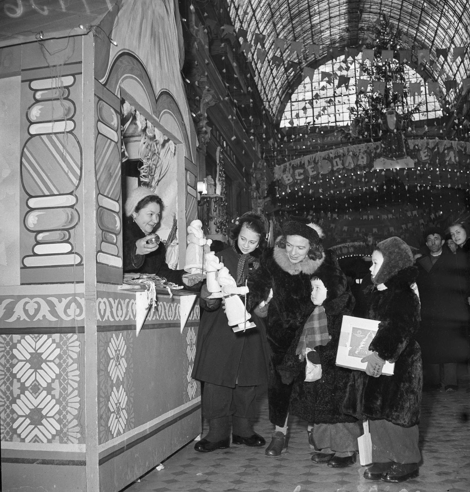 1955. В магазине Петровский пассаж в канун Нового года. Автор А. Агапов. Декабрь
