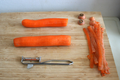02 - Möhren schälen / Peel carrots