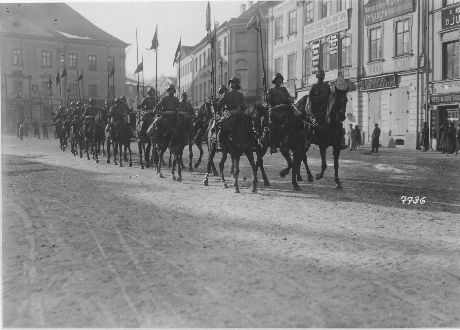 05. Немецкая кавалерия проезжает через Нарву. 28 марта