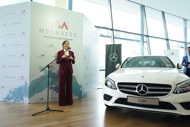 Penyampaian Kunci Kereta Mercedes-Benz untuk Wakil Penjual Produk MEERACLE
