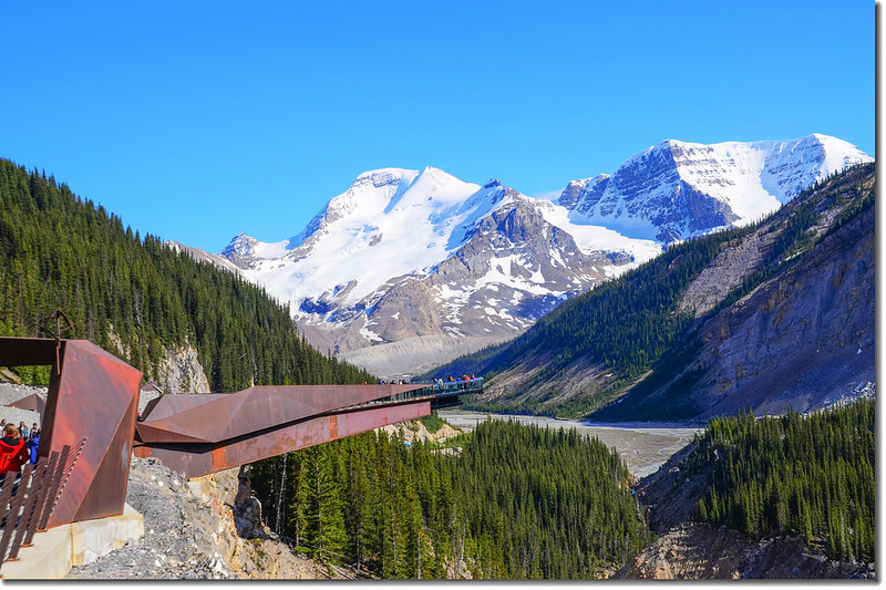 The skywalk with Mount Athabasca and Mount Andromeda in the background 2