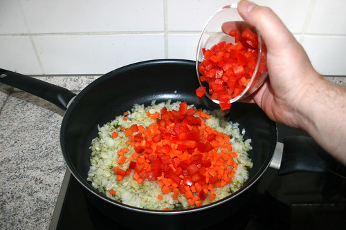 12 - Zwiebel, Möhren & Paprika in Pfanne geben / Put onion, carrots & bell pepper in pan