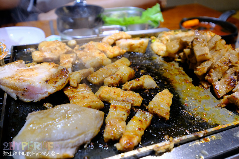 菜豚屋 | 從日本開來台灣的韓式連鎖烤肉店！有桌邊服務代烤專心吃就好，快來享受被五花肉攻擊的飽足感呀～ @強生與小吠的Hyper人蔘~