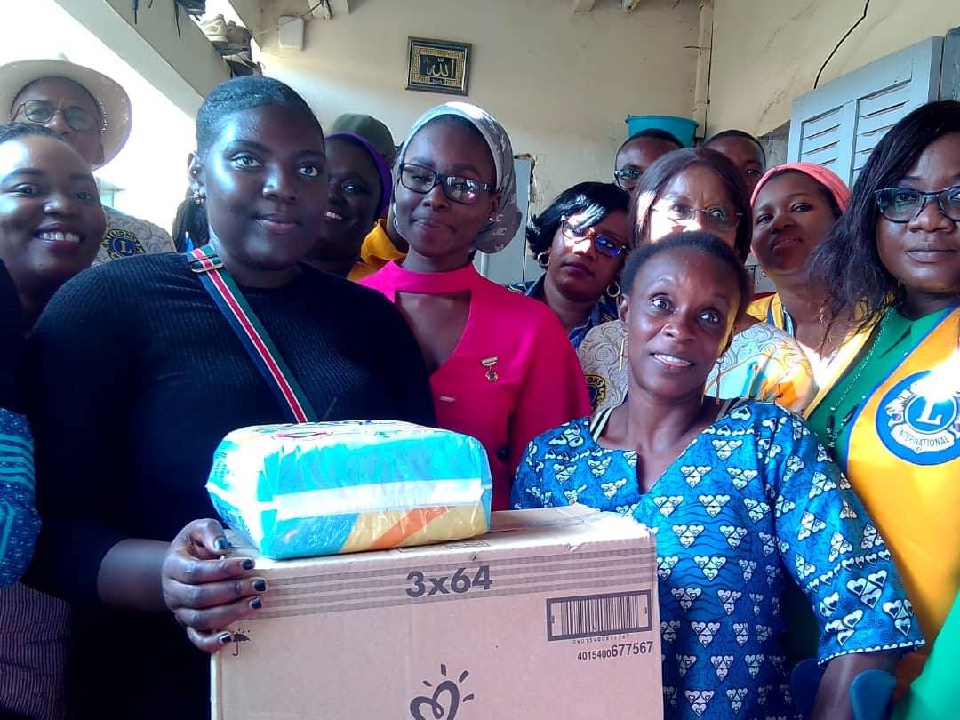 Lions et Leos Clubs du Sénégal offrent des dons à l’association handi-family (3)