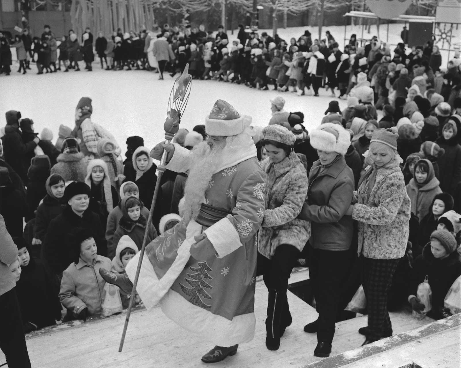 1967. Новогодние гулянья в Тайницком саду Кремля. Авторы В. Егоров, В. Мусаэльян. 31 декабря