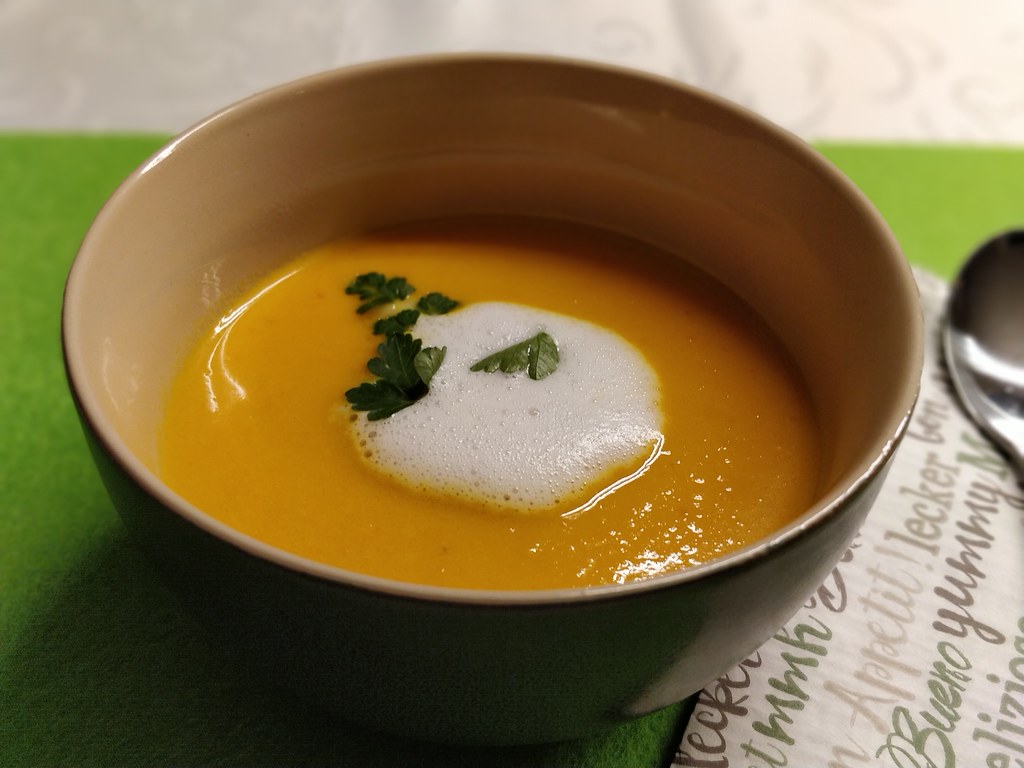 Scharfe Karotten-Orangen-Kokos-Suppe