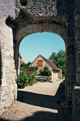 sous le porche du Château de Bridoré - Photo of Saint-Cyran-du-Jambot