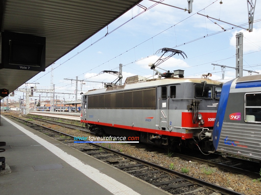 La locomotive BB 8614 SNCF en gare de Toulouse Matabiau