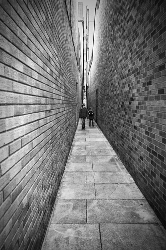 exeter alley streetphotography pointofview narrow brickwall boys cousins children blackandwhite bw mono monochrome close alleyway guildhall devon uk city street canon eos50d tamron 1750mm people kids parliamentstreet narroweststreetinuk pattern leadinglines lines bricks walls buildings architecture