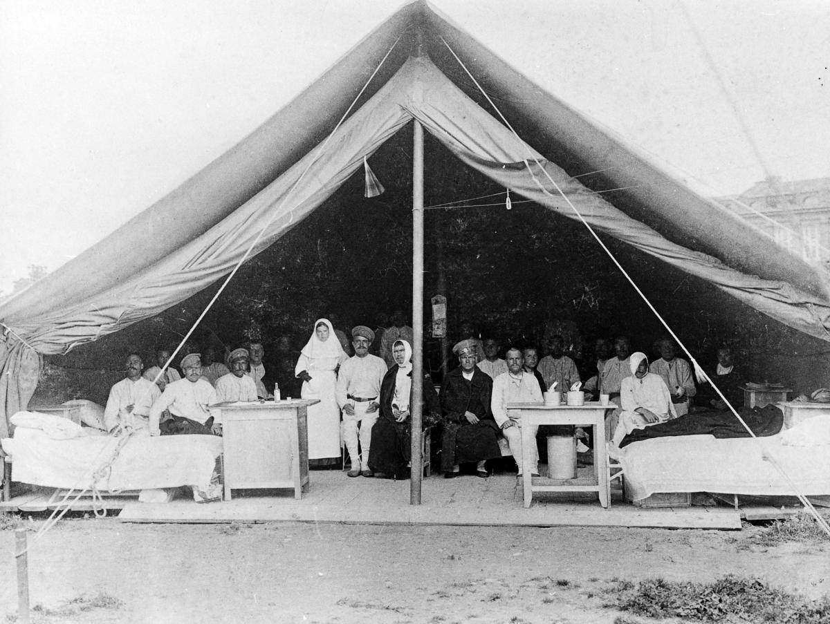 Общий вид полевого госпиталя периода 1-й Мировой войны.